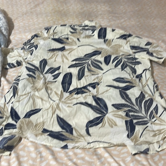 H&M & AE Short Sleeves floral T-Shirts - Picture 3 of 7